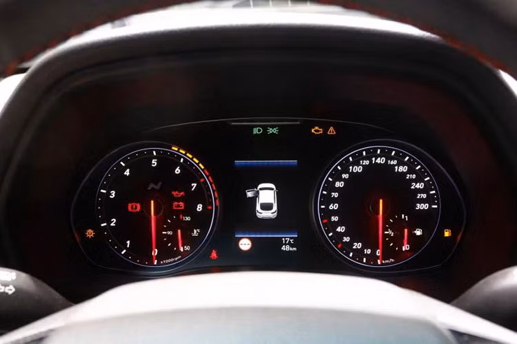 Trang bị an toàn của Hyundai i30 Fastback N 2019 mới được đánh giá cao, trong đó đáng chú ý là hệ thống phanh khẩn cấp tự động kích hoạt ở 3 cấp độ bằng việc sử dụng các cảm biến camera và hệ thống cảnh báo sự chú ý của tài xế nhằm phát hiện hiện tượng mất tập trung hoặc mệt mỏi của người cầm lái, từ đó ngăn ngừa tai nạn.