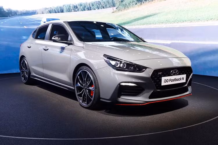 Được mệnh danh là mẫu xe 5 cửa dáng thể thao đầu tiên của phân khúc C, Hyundai i30 Fastback N Performance có ngoại hình được nâng cấp với một số đường nét thiết kế thừa hưởng từ hai mẫu xe dòng N còn lại là i30 N và Veloster N. Tuy nhiên phong cách xe được biến đổi đôi chút, không quá phô trương nhằm phù hợp hơn với việc sử dụng hàng ngày.
