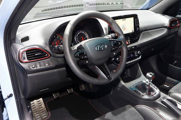 Bên trong khoang lái của xe nổi bật với ghế bọc da có các đường chỉ đỏ tương phản, chính giữa là logo N của dòng N Performance. Phía trên bảng điều khiển là mản hình hiển thị đa chức năng thiết kế nổi rất hiện đại. Bảng đồng hồ của xe gồm cặp đồng hồ analog hiển thị vòng tua máy và vận tốc, nằm chính giữa là màn hình màu hiển thị nhiều chế độ.