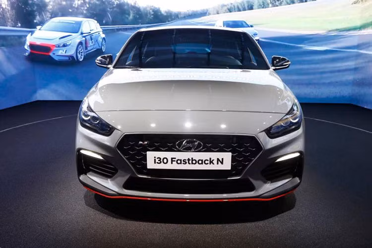 Kích thước cơ bản của xe bao gồm chiều dài tổng thể 4.455 mm và cao 1.425 mm. So với phiên bản hatchback, Hyundai i30 Fastback mới dài hơn 115 mm. Trên đầu xe xuất hiện lưới tản nhiệt Cascading Grille đặc trưng nhưng nằm thấp hơn, cản va trước hầm hố, hốc gió nằm ngang, chóa đèn pha màu tối và dải đèn LED định vị ban ngày.