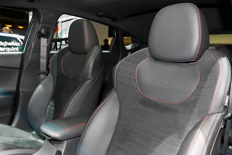 Sức mạnh của Hyundai i30 N Performance đến từ khối động cơ 4 xylanh, 2.0L, tăng áp turbo, sản sinh công suất 246 mã lực. Khi được trang bị gói phụ kiện Performance, động cơ của xe sẽ được hiệu chỉnh để sản sinh công suất 271 mã lực, mômen xoắn 353 Nm, khi kích hoạt chức năng overboost thì mômen xoắn tạm thời tăng lênn 378 Nm. Toàn bộ sức mạnh trên được truyền đến bánh trước thông qua hộp số sàn 6 cấp.