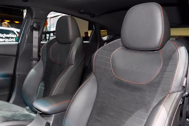 Sức mạnh của Hyundai i30 N Performance đến từ khối động cơ 4 xylanh, 2.0L, tăng áp turbo, sản sinh công suất 246 mã lực. Khi được trang bị gói phụ kiện Performance, động cơ của xe sẽ được hiệu chỉnh để sản sinh công suất 271 mã lực, mômen xoắn 353 Nm, khi kích hoạt chức năng overboost thì mômen xoắn tạm thời tăng lênn 378 Nm. Toàn bộ sức mạnh trên được truyền đến bánh trước thông qua hộp số sàn 6 cấp.