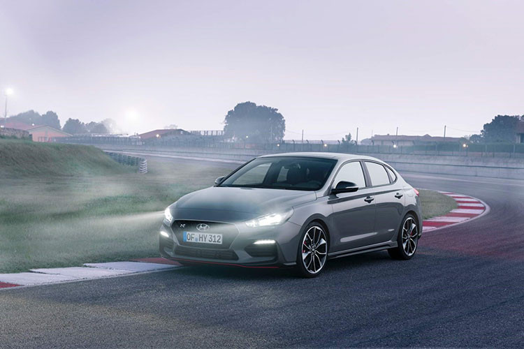 Mẫu xe này hiện chỉ mới có mặt tại thị trường châu Âu, giá xe Hyundai i30 Fastback mới sẽ từ 27.300 USD (tương đương khoảng 620 triệu đồng). Ba phiên bản trang thiết bị gồm SE Nav, Premium và Premium SE. Hyundai i30 Fastback sẽ cạnh tranh với các đối thủ cùng phân khúc như Honda Civic, Mazda 3, Audi A3 hay BMW X2.