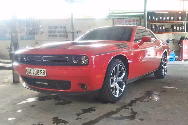 Xe được trang bị động cơ Pentastar V6, dung tích 3.6 lít, sản sinh công suất tối đa 305 mã lực tại vòng tua 6.350 vòng/phút và mô-men xoắn cực đại 362 Nm tại vòng tua 4.800 vòng/phút. Công nghệ an toàn gồm; hệ thống cảnh báo va chạm sớm, điều khiển hành trình thích ứng, giám sát điểm mù, cân bằng điện tử và trợ lực lái điện...