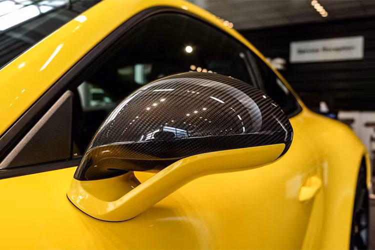 Xe được tinh chỉnh ở đèn pha và đèn hậu đẹp và cho ánh sáng tốt hơn, hệ thống ống xả bằng thép không gỉ cũng được sơn màu đen đầy cá tính. Bên trong nội thất, tất cả các phiên bản đều được trang bị gói kích hoạt chế độ thể thao (Sport Chrono Package) tích hợp chính giữa trên bảng táp-lô.