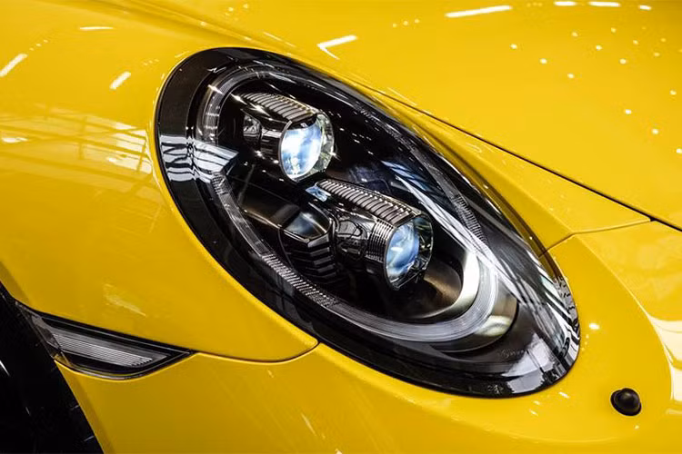 Hốc gió trước của xe, khuếch tán hay các logo như Porsche thiết kế nổi bật, ngoài ra 911 Carrera GTS còn có dòng chữ GTS bên hông xe với màu đen. Cuối cùng là vỏ gương được làm bằng sợi chất liẹu carbon bóng.