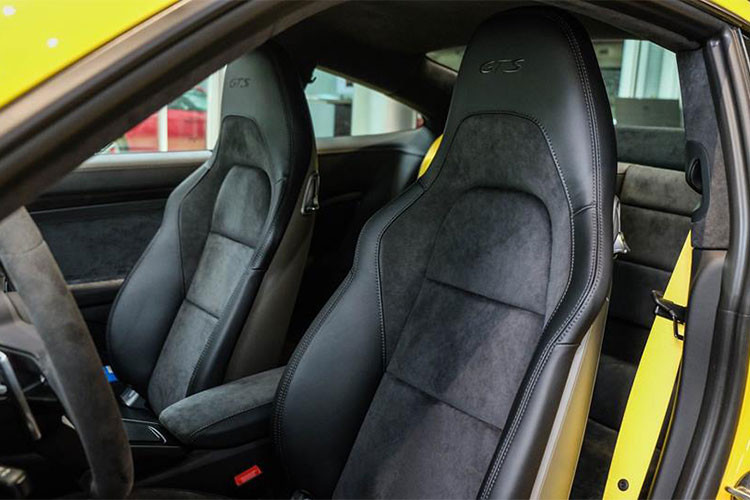 911 Carrera GTS mới có sự điều chỉnh ở khối động cơ khi công suất của xe được tăng thêm 20 mã lực. Cụ thể, "trái tim" của Porsche 911 Carrera GTS thứ 2 tại Việt Nam là động cơ Boxer 6 xy-lanh, tăng áp kép, dung tích 3.0 lít. Động cơ này sản sinh công suất tối đa 450 mã lực tại vòng tua máy 6.500 vòng phút và mô-men xoắn cực đại 550 Nm.