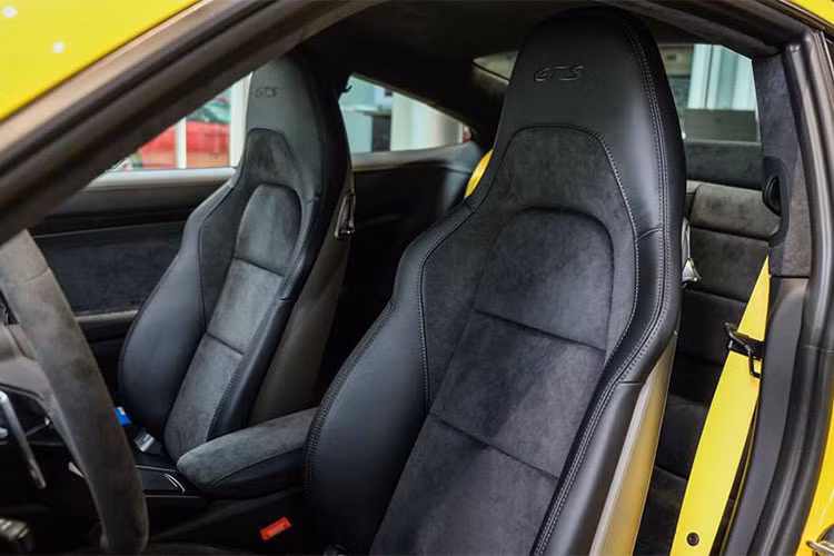 911 Carrera GTS mới có sự điều chỉnh ở khối động cơ khi công suất của xe được tăng thêm 20 mã lực. Cụ thể, "trái tim" của Porsche 911 Carrera GTS thứ 2 tại Việt Nam là động cơ Boxer 6 xy-lanh, tăng áp kép, dung tích 3.0 lít. Động cơ này sản sinh công suất tối đa 450 mã lực tại vòng tua máy 6.500 vòng phút và mô-men xoắn cực đại 550 Nm.