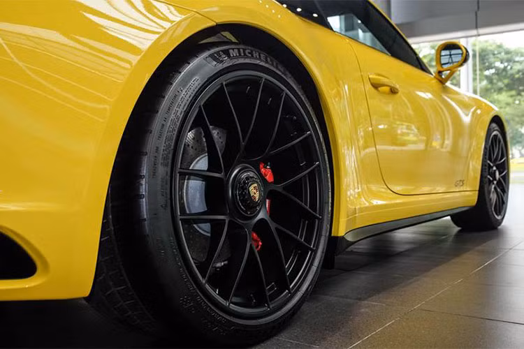 Xe sử dụng hộp số 7 cấp ly hợp kép PDK, nhờ đó, mẫu xe thể thao này có thời gian tăng tốc từ vị trí xuất phát lên 100 km/h chỉ trong thời gian 3,7 giây trước khi đạt vận tốc tối đa 310 km/h. Ngoài hộp số tự động, 911 Carrera GTS còn được trang bị thêm hộp số sàn.