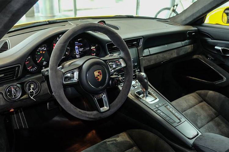 Trang bị ghế ngồi được thiết kế đặc biệt với đường chỉ may trên nền Alcantara, logo GTS trên tựa đầu có thể điều chỉnh điện 4 hướng, tăng cường khả năng cố định phần hông mang lại sự thoải mái cho người sử dụng. Các chi tiết khác bao gồm các dải nhôm xước được sơn tĩnh điện màu đen trên cụm đồng hồ, nội thất phần lớn là da Alcantara cao cấp...