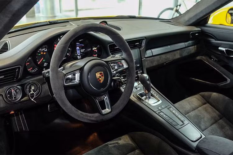 Trang bị ghế ngồi được thiết kế đặc biệt với đường chỉ may trên nền Alcantara, logo GTS trên tựa đầu có thể điều chỉnh điện 4 hướng, tăng cường khả năng cố định phần hông mang lại sự thoải mái cho người sử dụng. Các chi tiết khác bao gồm các dải nhôm xước được sơn tĩnh điện màu đen trên cụm đồng hồ, nội thất phần lớn là da Alcantara cao cấp...