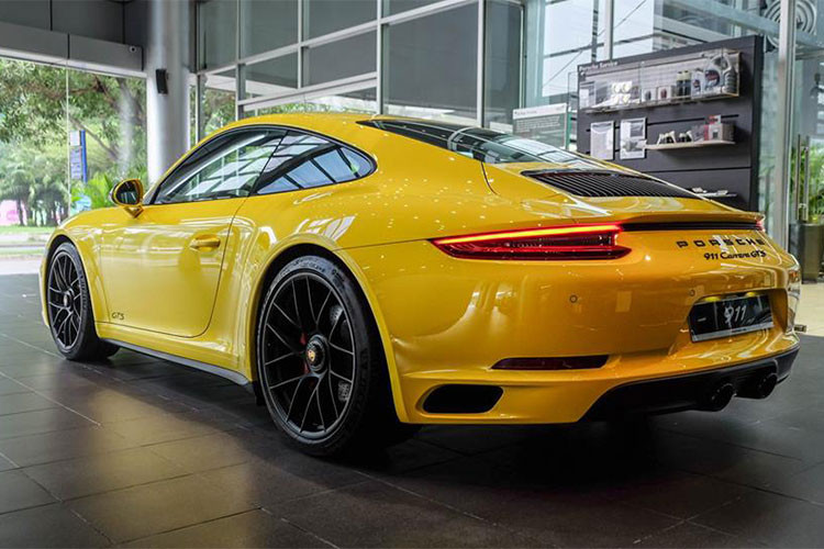 Mức giá lăn bánh của Porsche 911 Carrera GTS sẽ có sự khác biệt khi xe đeo biển tại TP HCM hay Hà Nội. Nếu ra biển trắng ở Sài thành, chủ nhân phải bỏ ra số tiền khoảng 8.593 tỷ đồng và 8.758 tỷ đồng nếu khách hàng nào tại Hà Nội muốn cho ra biển kiểm soát của Thủ Đô.