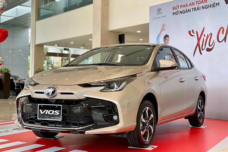 Trong đó, mẫu xe sedan Toyota Vios đạt mức tăng tốt nhất, tới 449,4%. Sự bứt tốc mạnh mẽ của Vios bên cạnh xu hướng chung của thị trường còn đến từ đòn bẩy giảm giá niêm yết từ hãng với mức giảm từ 21 - 47 triệu đồng.