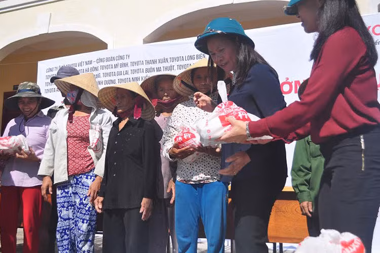 TMV ho tro dong bao lu lut mien Trung 1,3 ty dong-Hinh-2