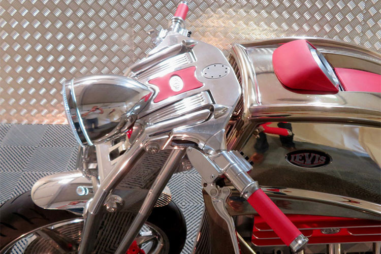 Bevan từng chia sẻ hồi đầu năm trong một cuộc phỏng vấn: “Tôi nhận ra rằng chúng ta có một động cơ V10 với khoảng cách giữa 2 hàng xi-lanh chỉ 33,02cm” - chính vì vậy mẫu Levis V6 Cafe Racer 2018 đã ra đời .