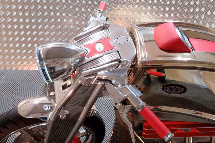 Bevan từng chia sẻ hồi đầu năm trong một cuộc phỏng vấn: “Tôi nhận ra rằng chúng ta có một động cơ V10 với khoảng cách giữa 2 hàng xi-lanh chỉ 33,02cm” - chính vì vậy mẫu Levis V6 Cafe Racer 2018 đã ra đời .