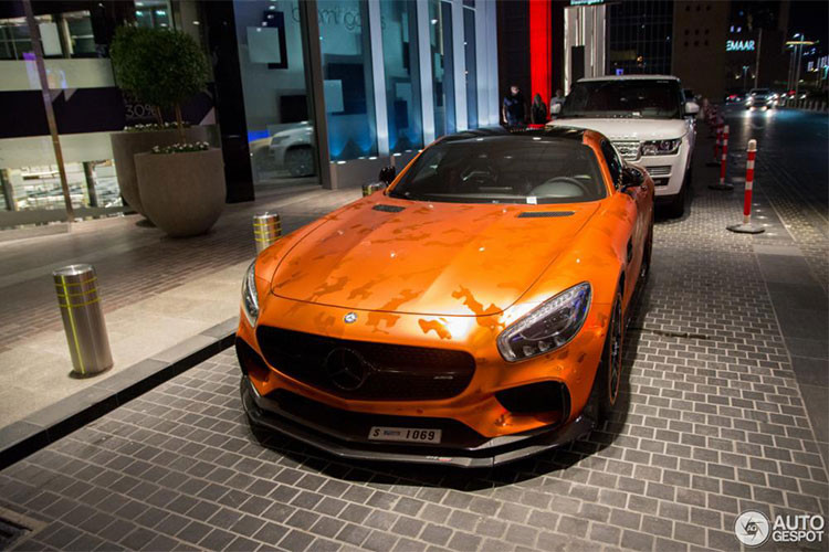  Siêu xe Mercedes-AMG GT S không phải là cái tên quá xa lạ tại thị trường Việt Nam khi nó đã được đưa về nước với 2 phiên bản là tiêu chuẩn và Edition 1. Tuy nhiên tại thị trường Việt Nam hiên nay vẫn chưa có chiếc nào được độ theo hãng RevoZport như mẫu xe trong bài viết này.