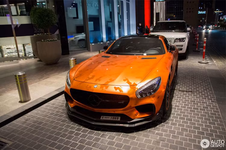  Siêu xe Mercedes-AMG GT S không phải là cái tên quá xa lạ tại thị trường Việt Nam khi nó đã được đưa về nước với 2 phiên bản là tiêu chuẩn và Edition 1. Tuy nhiên tại thị trường Việt Nam hiên nay vẫn chưa có chiếc nào được độ theo hãng RevoZport như mẫu xe trong bài viết này.