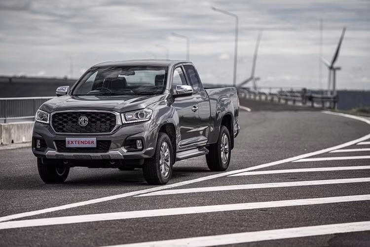 Hãng xe ôtô Trung Quốc - SAIC Motor vừa chính thức gia nhập cuộc đua tranh với mẫu Extender hoàn toàn mới mang thương hiệu MG. Trước đó, MG từng biết đến tại Thái Lan với các dòng xe thuộc phân khúc Sedan, SUV… Với màn ra mắt tối ngày 7/8 vừa qua, MG Extender sẽ là mẫu xe bán tải Trung Quốc đầu tiên phân phối tại thị trường hàng đầu tại Đông Nam Á này.