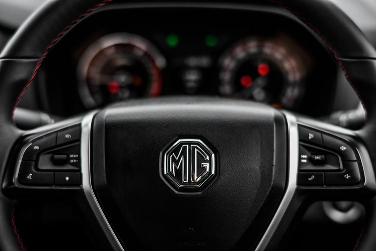 MG Extender còn được trang bị chìa khóa hệ thống Smart Key, nút bấm khởi động, hệ thống điều hòa tự động (trên biến thể Double Cab) ghế sau có thể gập lại và có cửa gió điều hoà cho hành khách phía sau.