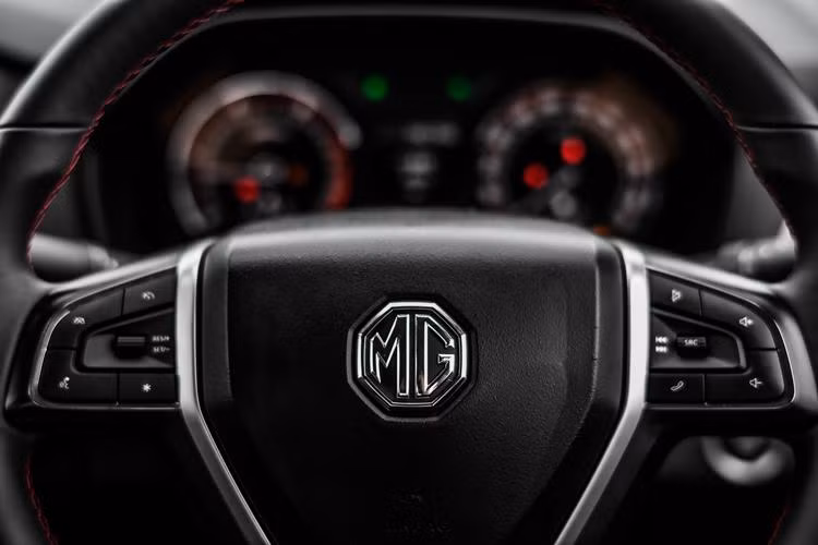 MG Extender còn được trang bị chìa khóa hệ thống Smart Key, nút bấm khởi động, hệ thống điều hòa tự động (trên biến thể Double Cab) ghế sau có thể gập lại và có cửa gió điều hoà cho hành khách phía sau.