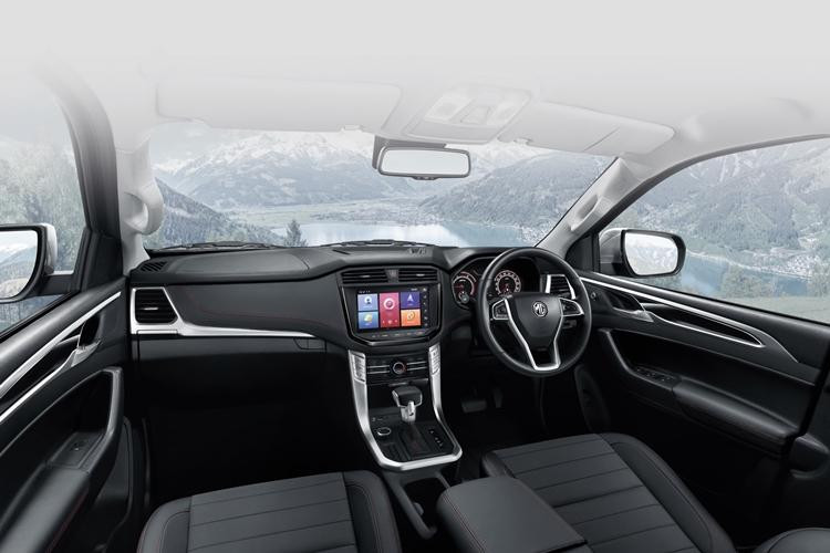 Bên trong nội thất MG Extender được trang bị ghế da, vô lăng 3 chấu tích hợp các nút điều khiển chức năng. Bảng táp lô được trang trí bằng các chi tiết ốp nhựa kết hợp màn hình cảm ứng 10 inch.