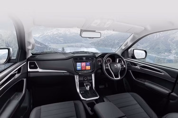 Bên trong nội thất MG Extender được trang bị ghế da, vô lăng 3 chấu tích hợp các nút điều khiển chức năng. Bảng táp lô được trang trí bằng các chi tiết ốp nhựa kết hợp màn hình cảm ứng 10 inch.