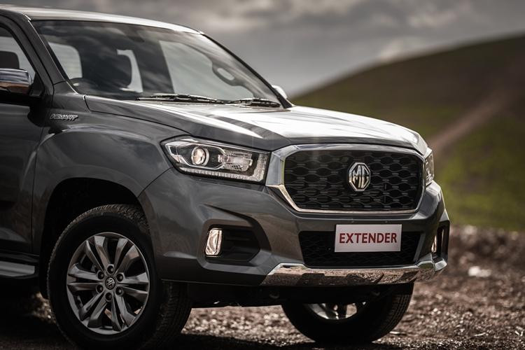 Giá xe bán tải MG Extender bắt đầu đượv phân phối từ ngày 16/8 này tại thị trường Thái Lan với 9 phiên bản thiết kế gồm biến thể cabin đơn 2 cửa (Giant Cab) và Double Cab 4 cửa có giá bán từ 549.000 baht đến 1,029 triệu baht (tương đương 414 - 776 triệu đồng).