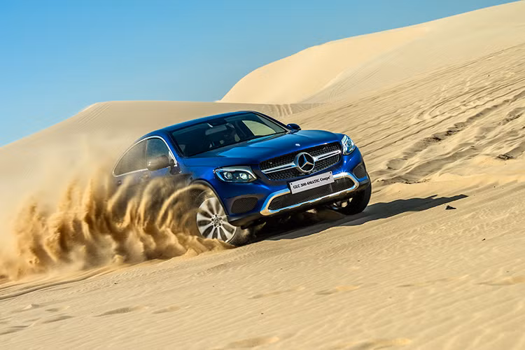 Tỷ lệ này số đo của mẫu xe này còn trở nên cơ bắp hơn với bộ mâm xe 19-inch 10 chấu mới, với diện tích phản chiếu ánh sáng lớn, tạo ra hiệu ứng đẹp mắt khi di chuyển. GLC Coupé được tạo hình như mũi tên đang hướng về phía trước, với sự dốc xuống rõ rệt từ cụm đèn hậu đến mũi xe.