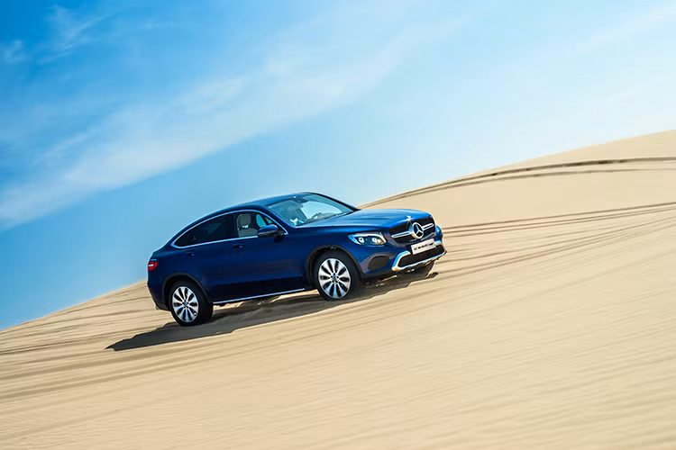 Ở phía trước, điểm khác biệt rõ nét của GLC Coupé so với GLC chính là lưới tản nhiệt đơn nan tinh gọn và họa tiết kim cương thời thượng. Ở phía sau, cụm đèn hậu LED sắc lượm vắt ngang, làm cầu nối hoàn hảo giữa thân xe và khoang hành lý. Kích thước cỡ trung, tỷ lệ vận hành mang hơi hướng thể thao, mui xe Coupé thời thượng, GLC Coupé chính là “siêu mẫu” của thế giới SUV.