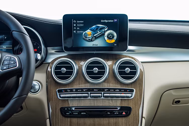 Xe sở hữu tới 5 chế độ vận hành khác nhau, chỉ cần xoay cụm điều khiển DYNAMIC SELECT, người lái sẽ khám phá những tính cách khác biệt rõ nét của chiếc xe SUV cỡ trung sang trọng, bao gồm "Comfort", "ECO", "Sport", "Sport+" và “Individual”. Ngoài ra, trọng tâm thấp cũng giúp xe cân bằng khi vào cua, người lái cũng có vị trí lái thấp hơn và cảm nhận mặt đường tốt hơn.