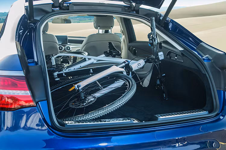 GLC 300 4MATIC Coupé tại Việt Nam sử dụng động cơ I4 2.0L tăng áp đạt công suất 245 mã lực tại 5.500v/ph, mô-men xoắn cực đại 370Nm tại dải tua 1.300-4.000v/ph. Động cơ kết hơp với hộp số tự động 9 cấp 9G-TRONIC có khả năng sang số êm mượt và cải thiện mức tiêu hao nhiên liệu, hệ dẫn động 4 bánh toàn thời gian 4MATIC. Với tự trọng 1.785kg, xe chỉ mất 6,5 giây để tăng tốc 0-100km/h.