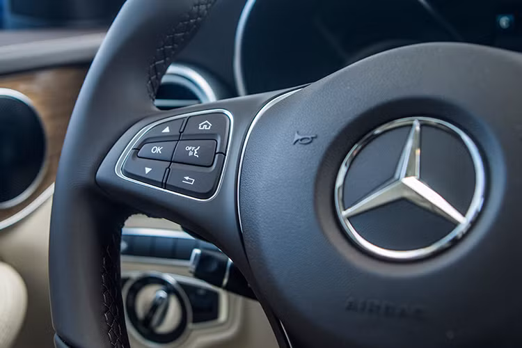 Xe được trang bị hệ thống dẫn đường &amp; định vị vệ tinh toàn cầu GPS tích hợp bản đồ Việt Nam, Camera 360 giúp người lái dễ dàng kiểm soát không gian xung quanh xe theo góc nhìn từ trên xuống, đặc biệt hữu hiệu khi di chuyển trong phố đông hay ra vào bãi đỗ xe. Đèn viền nội thất 3 màu cho phép tùy biến không gian tùy theo sở thích và tâm trạng.