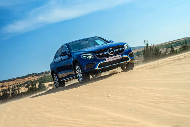 Sau một năm ra mắt và gặt hái nhiều thành công với mẫu xe thể thao đa dụng cỡ trung GLC, Mercedes-Benz Việt Nam (MBV) đã chính thức giới thiệu ra thị trường mẫu xe GLC Coupé với phiên bản Mercedes GLC 300 4MATIC Coupé. Như vậy, trọn danh mục SUV của Mercedes-Benz trên toàn cầu nay đã được phân phối đầy đủ tại Việt Nam.