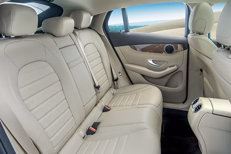 Ở hàng ghế trước và sau, GLC Coupé vẫn đảm bảo mang đến sự thoải mái cho hành khách phía sau nhờ vào cấu trúc trần xe thông minh, được vát sâu vào trong làm tăng khoảng không phía trên. Nếu gập hàng ghế sau xuống sàn, khoang hành lý của GLC Coupé có khả năng chứa cả xe đạp leo núi hay vài bộ gậy golf...