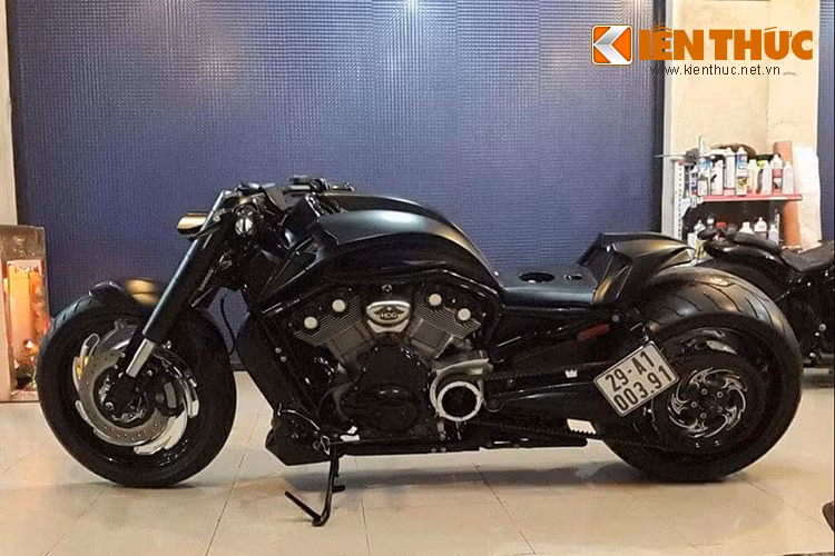 Mẫu xe độ nguyên bản từ V-Rod Muscle xuất hiện tại Sài Gòn đã được chủ nhân thay đổi khá nhiều về phần ngoại hình. Chiếc xe mang phong cách chiến binh với các đường nét cực kỳ sáng tạo.