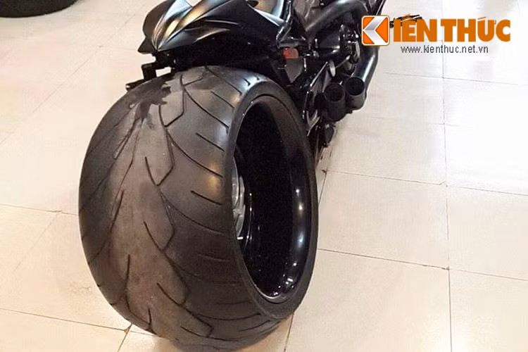 Yên xe được độ lại theo phong cách solo với ốp yên sau vuốt nhọn để hở lốp 360 to bản. Ngoài ra, pô xe là hàng thửa cho tiếng nổ cũng như công suất cực mạnh.