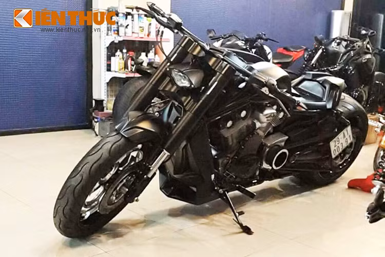 Được biết, chiếc xe độ này được lên từ ý tưởng của chủ nhân và do một thợ độ nổi tiếng tại Sài Gòn đảm nhiệm. Nó được độ lại một số chi tiết, cùng dàn áo bên ngoài, dàn đèn, tay lái, chắn bùn, giảm sóc...