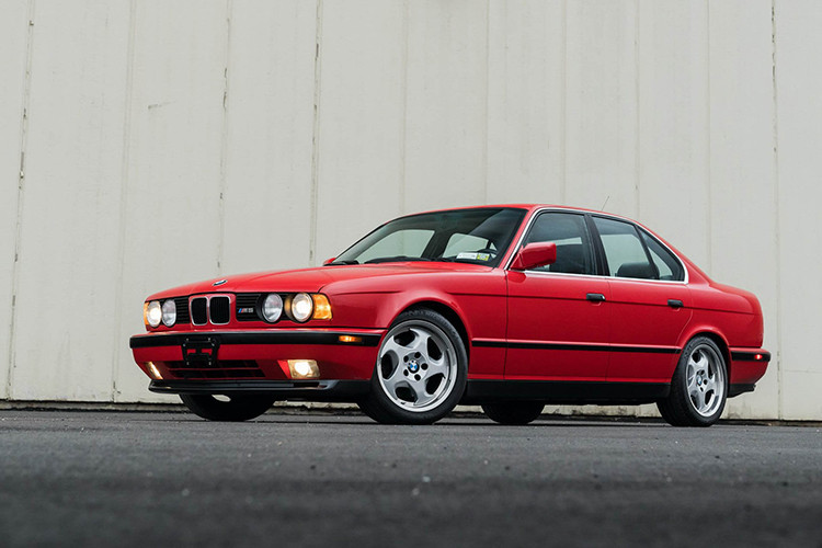 Trên thực tế, cùng một số tiền 55.000 USD (khoảng hơn 127 triệu đồng) để mua chiếc xe BMW M5 đời 1991 này, người tiêu dùng tại Mỹ có thể ‘’đập hộp’’ một chiếc BMW 5 Series thế hệ mới (G30) phiên bản 530i xDrive Sedan có giá từ 55.700 USD (khoảng hơn 129 triệu đồng).