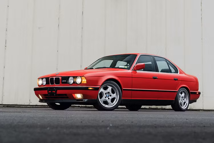 Trên thực tế, cùng một số tiền 55.000 USD (khoảng hơn 127 triệu đồng) để mua chiếc xe BMW M5 đời 1991 này, người tiêu dùng tại Mỹ có thể ‘’đập hộp’’ một chiếc BMW 5 Series thế hệ mới (G30) phiên bản 530i xDrive Sedan có giá từ 55.700 USD (khoảng hơn 129 triệu đồng).