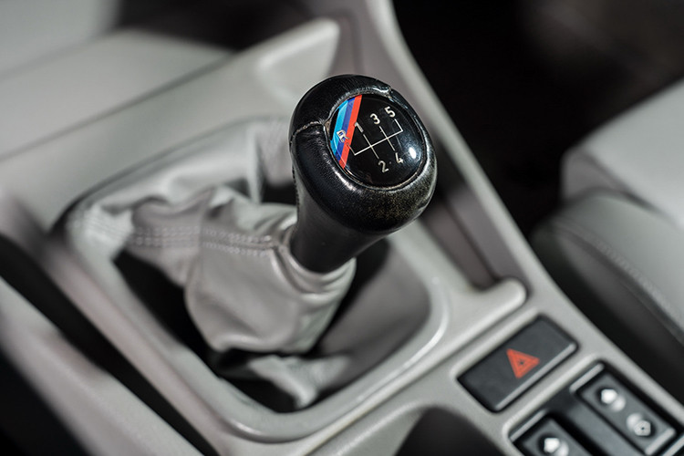 Mô-men xoắn cực đại 360Nm từ 4.750 v/p, động cơ M5 1991 sử dụng hệ thống phun xăng điện tử được điều khiển bởi ECU Bosch Motronic 1.2 và van bướm ga điều khiển điện tử nhằm cải thiện mô-men xoắn ở vòng tua thấp, cũng như tăng công suất ở vòng tua động cơ cao hơn.