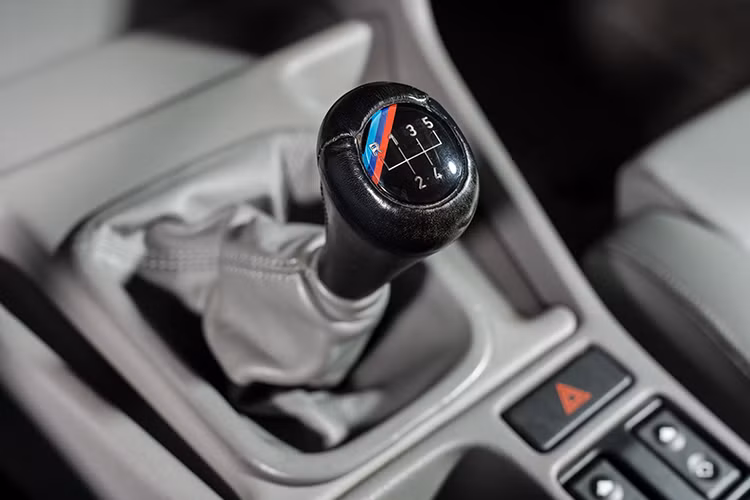 Mô-men xoắn cực đại 360Nm từ 4.750 v/p, động cơ M5 1991 sử dụng hệ thống phun xăng điện tử được điều khiển bởi ECU Bosch Motronic 1.2 và van bướm ga điều khiển điện tử nhằm cải thiện mô-men xoắn ở vòng tua thấp, cũng như tăng công suất ở vòng tua động cơ cao hơn.