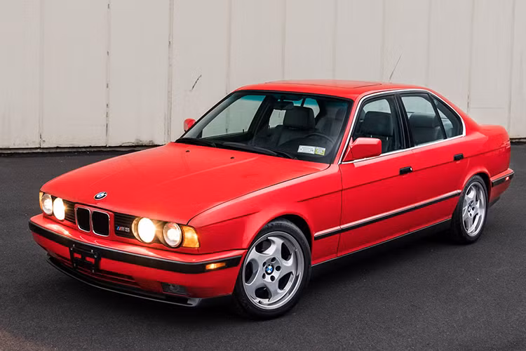 Hy vọng rằng chủ mới của chiếc BMW M5 đời cũ này sẽ tận hưởng chiếc sedan hiệu năng cao tuyệt vời này một cách đúng nghĩa của một người yêu xe BMW, hơn là coi nó như một khoản đầu tư dài hạn vì những chiếc xe đặc biệt như thế này càng để lâu càng lên giá.