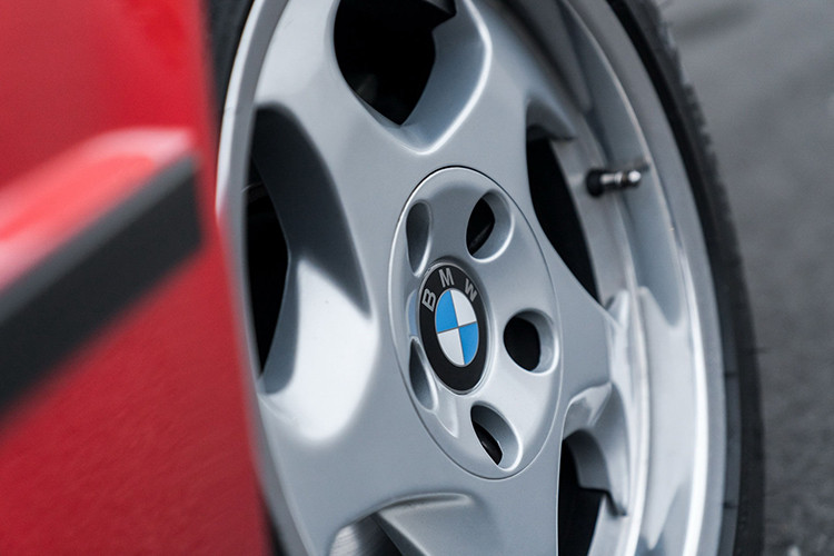 BMW M5 1991 thực sự mang một vẻ đẹp vượt thời gian, chủ nhân mới sắp tới của nó có thể ‘’thưởng thức’’ theo nhiều cách khác nhau như là một phần của bộ sưu tập xe BMW, hay sử dụng lái nó hàng ngày.