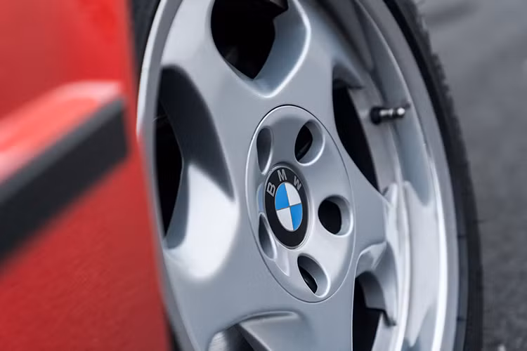 BMW M5 1991 thực sự mang một vẻ đẹp vượt thời gian, chủ nhân mới sắp tới của nó có thể ‘’thưởng thức’’ theo nhiều cách khác nhau như là một phần của bộ sưu tập xe BMW, hay sử dụng lái nó hàng ngày.