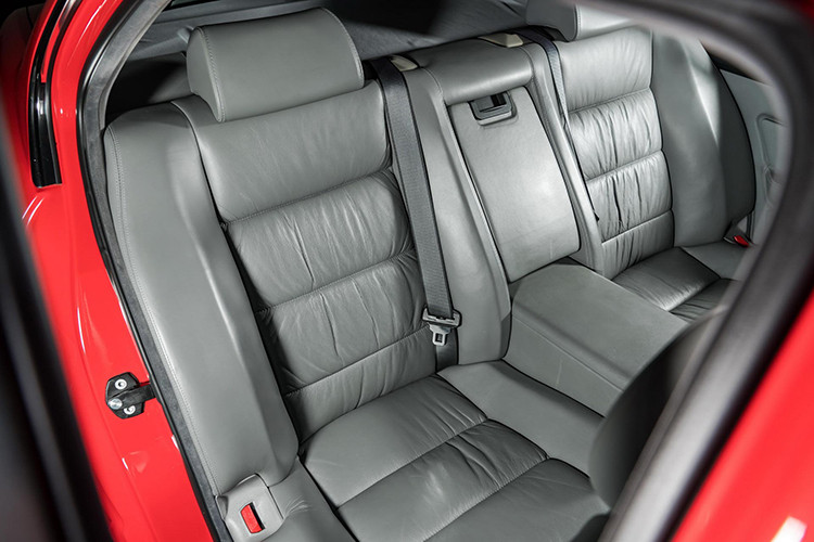 Dưới nắp ca pô BMW M5 1991 là khối động cơ 6 xy-lanh thẳng hàng (I6) dung tích 3.5L (S38B36) cam đôi DOHC được BMW M lắp ráp bằng tay, động cơ sản sinh công suất đối đa 311 mã lực có được tại 6.900 v/p.