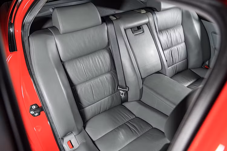 Dưới nắp ca pô BMW M5 1991 là khối động cơ 6 xy-lanh thẳng hàng (I6) dung tích 3.5L (S38B36) cam đôi DOHC được BMW M lắp ráp bằng tay, động cơ sản sinh công suất đối đa 311 mã lực có được tại 6.900 v/p.