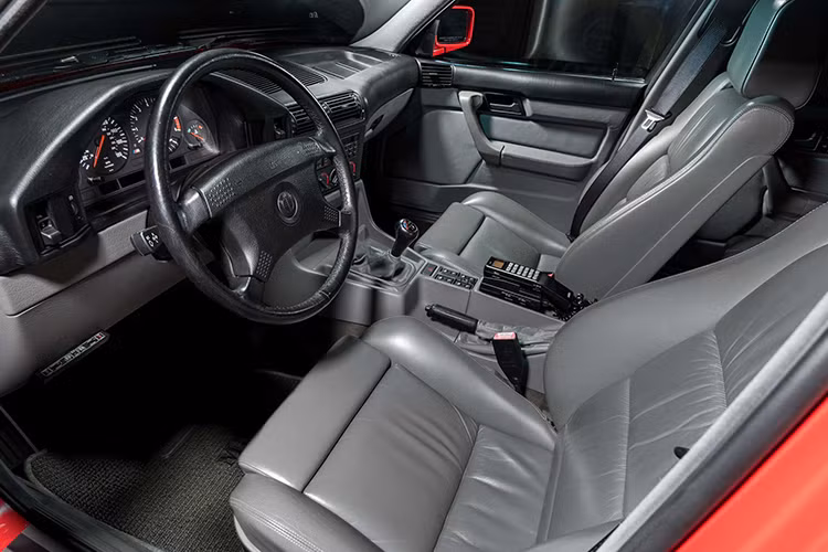 Nội thất của BMW M5 1991 còn khá mới, đơn vị rao bán cho biết chiếc xe được trang bị bộ ghế cao cấp trong gói nâng cấp BMW Executive Seating, bộ dụng cụ theo xe, lốp dự phòng và sách bảo hành &amp; hướng dẫn sử dụng vẫn còn đầy đủ.