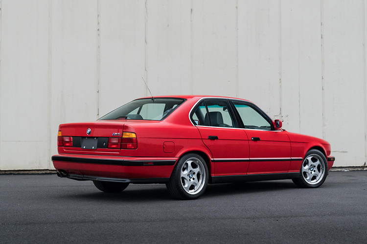 Sau khi trải qua nhiều đời chủ, nó đã được người bán hiện tại mua tại đại lý BMW Philadelphia (Mỹ). Dù có tuổi đời gần 30 năm nhưng chiếc M5 này đang trong tình trạng gần như là hoàn hảo với nước sơn màu Đỏ (Brilliant Red) bóng loáng, các chi tiết vãn nguyên bản.