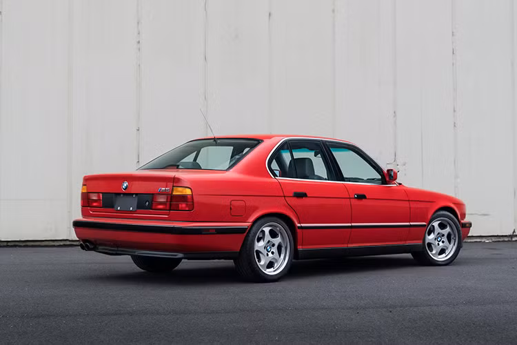 Sau khi trải qua nhiều đời chủ, nó đã được người bán hiện tại mua tại đại lý BMW Philadelphia (Mỹ). Dù có tuổi đời gần 30 năm nhưng chiếc M5 này đang trong tình trạng gần như là hoàn hảo với nước sơn màu Đỏ (Brilliant Red) bóng loáng, các chi tiết vãn nguyên bản.